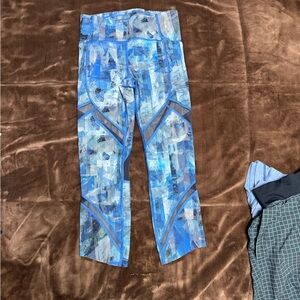 Womans size 4 lululemon athletica Blue Patterned Leggings